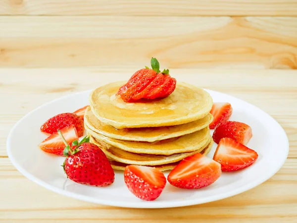 신선한 딸기와 꿀으로 Flourless 오트밀 팬케이크의 — 스톡 사진