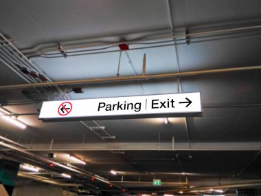 Oturum otoparkında park yerleri park ve çıkış