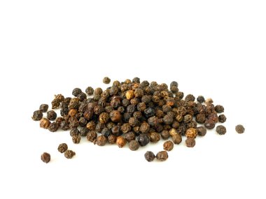 Beyaz arka plan üzerinde izole karabiber yığını