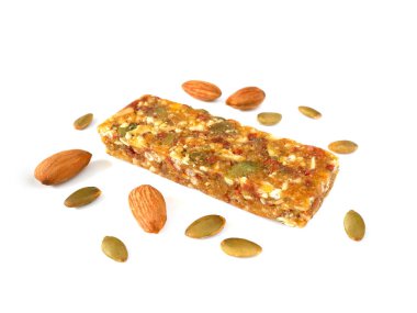 Kepekli tahıl bar veya kabak çekirdeği, badem ve kurutulmuş beyaz arka plan üzerinde izole meyve ile küçük börek