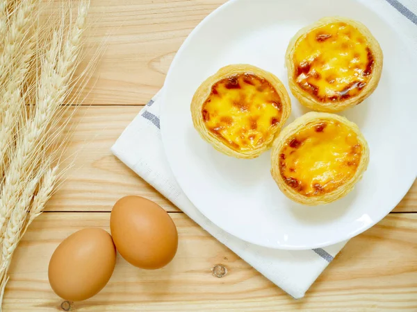 Taze pişmiş yumurta tart veya beyaz tabakta kremalı tart (pastel de nata)