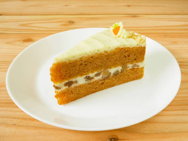 접시에 호두와 케이크의 슬라이스 — 스톡 사진