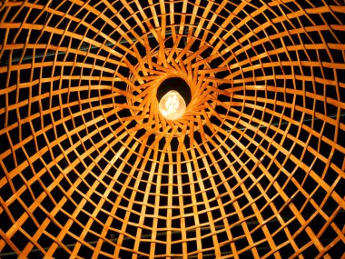 Akkor ampulleri dekoratif Bambu tavuk kümesi restoranda tavanda ile