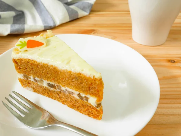 Scheibe Karottenkuchen Mit Frischkäse Zuckerguss Und Walnüssen Auf Weißem Teller — Stockfoto