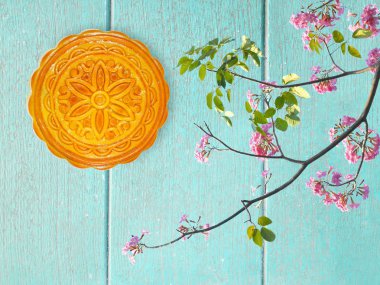Durian mooncake mavi ahşap arka plan üzerinde sonbahar ortası festivali ve çiçek dekorasyon için