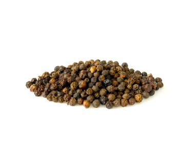 Beyaz arka plan üzerinde izole karabiber yığını