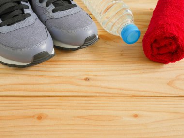 Ahşap arka plan kopya alanı ile spor salonunda egzersiz ve fitness ekipmanları. Sağlıklı yaşam konsepti.