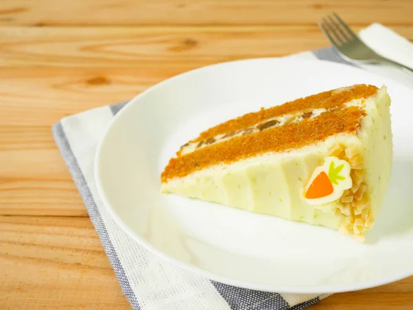 Scheibe Karottenkuchen Mit Frischkäse Zuckerguss Und Walnüssen Auf Weißem Teller — Stockfoto