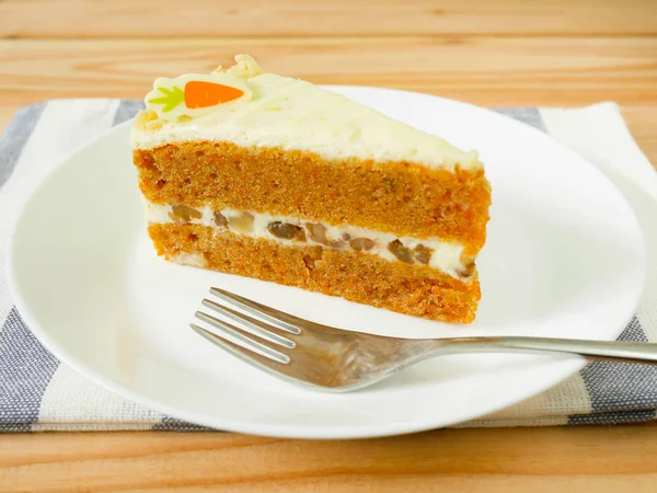 Scheibe Karottenkuchen Mit Frischkäse Zuckerguss Und Walnüssen Auf Weißem Teller — Stockfoto