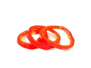 Kırmızı biber veya tatlı biber veya beyaz arka plan üzerinde izole capsicums dilimlenmiş