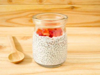 Bir kavanoz içinde taze çilek ile vanilya chia puding. Sağlıklı kahvaltı konsepti.