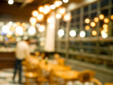 Kafe arka planında bulanık insanlar ve bokeh ışığı