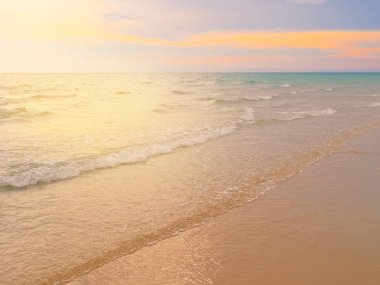 Koh Chang, Tayland için gün batımında pastoral plaj