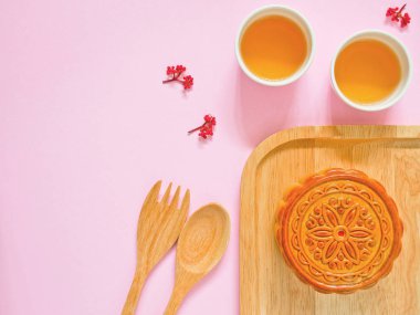 Mooncake kopya alanı ile sonbahar ortası festivali veya hasat festivali için ahşap bir tabakta