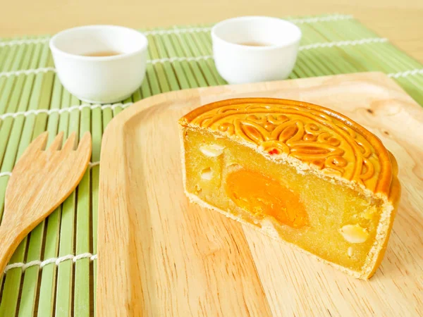 Durian Mooncake Snížit Polovinu Solené Žloutek Dřevěné Desce Pro Střední — Stock fotografie