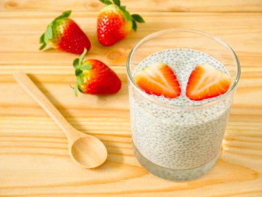 Bir bardak taze çilek ile vanilya chia puding. Sağlıklı kahvaltı konsepti.