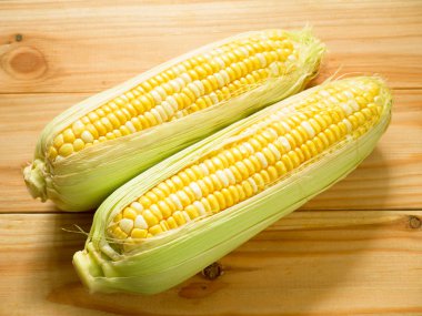 Rustik ahşap zemin üzerine bicolor tatlı Mısır kulakları