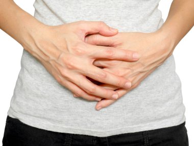 Kadın mide acı kırpma yoluyla izole üzerinde beyaz arka plan ağrıyor