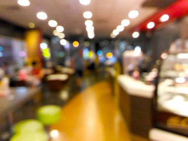 Bulanık insanlar restoranda yemek