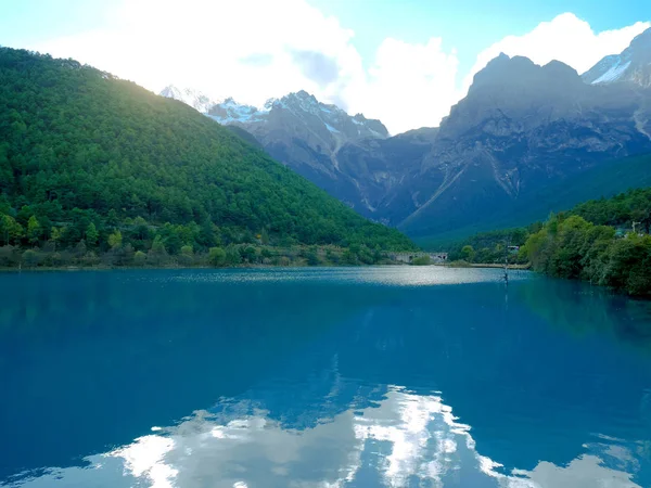 Lijiang, Yunnan, Çin 'de Yeşim Ejder Karlı Mavi Ay Vadisi