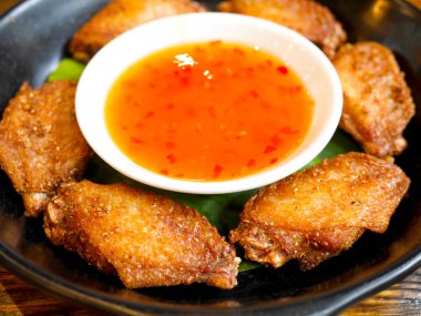 Kızarmış tavuk kanadı tatlı acılı sos ile