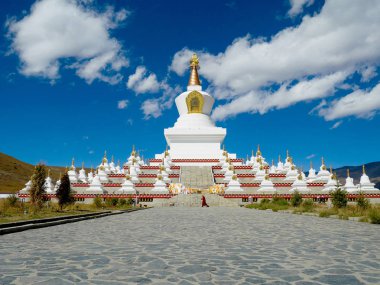 Namgyal Tallinn Pagoda Daocheng, Sichuan, Çin için dolaşan bir keşiş