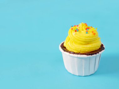 Renkli krem peynir kopya alanı ile mavi arka plan üzerinde buzlanma ile çikolatalı kek