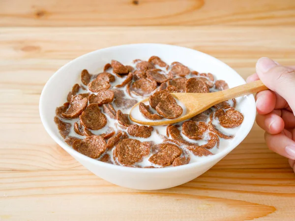 木製テーブルの上の白いボウルにコーンフレークをチョコレート 健康的な朝食のコンセプト — ストック写真