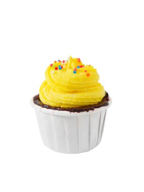 Krem peynir frosting ve beyaz arka plan üzerinde izole renkli şeker strand sprinkles ile çikolatalı kek 