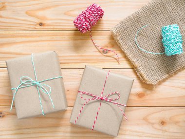 El yapımı Noel hediyesi hediye kutuları kopya alanı ile ahşap arka plan üzerinde. Üstten görünüm. Noel arka plan.