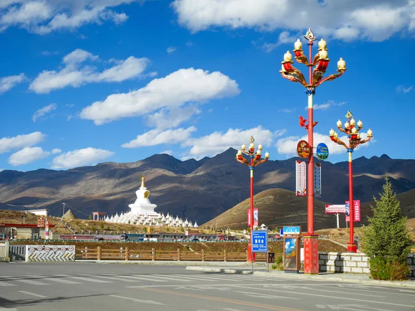 Daocheng China Octubre 2018 Paisaje Carretera Colinas Pagoda Blanca Condado — Foto de Stock