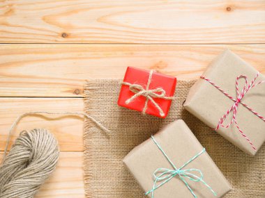 El yapımı Noel hediyesi hediye kutuları kopya alanı ile ahşap arka plan üzerinde. Üstten görünüm. Noel arka plan.