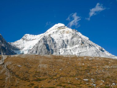 Kar doruklarına Yading doğa rezerv, Sichuan, Çin'deki kaplı. Kar dağ manzarası.