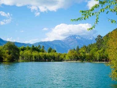 Jade Dragon kar dağ Jade bahar Park (Yu Quan Gong Yuan) toplayan içinde belgili tanımlık geçmiş.