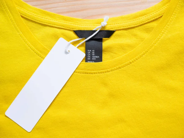 Blank Price Tag Label Yellow Shirt — Stock Photo, Image