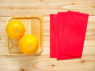 Çin yeni yıl süslemeleri. Kırmızı paketleri ve portakal. Üstten görünüm.