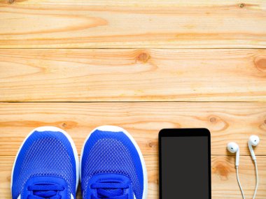 Ahşap arka plan kopya alanı ile spor salonunda egzersiz ve fitness ekipmanları. Üstten görünüm.