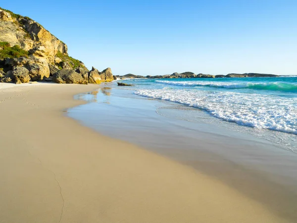 Gün batımında sahilde karşı çökmesini dalga