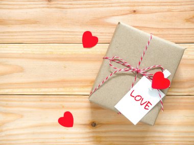 Sevgililer günü hediye kutusu tebrik kartı ahşap tablo ile. Uzay kopyalayın. Üstten görünüm.