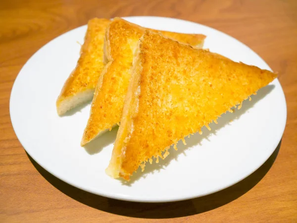 美味的奶酪吐司在一个白色的盘子早餐 — 图库照片