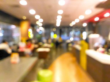 Bulanık insanlar restoranda yemek