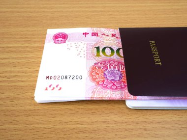 Çin yuan banknot para pasaport yığını. Seyahat ve tatil kavramı.