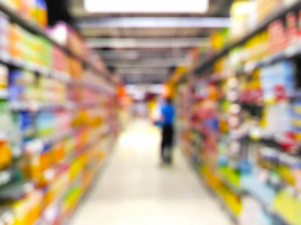 Bulanık müşteri süpermarkette alışveriş