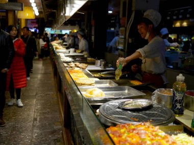 Aşçılar hazırlamak, yemek ve müşteriler kendi yiyecek satın almak için ikna
