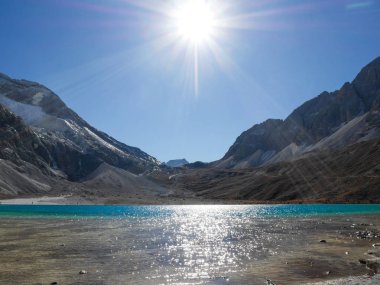 Gölün yüzeyinden parlama ile süt Gölü