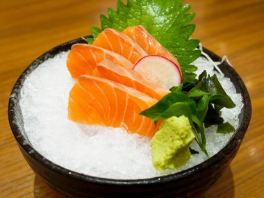 Ham ve taze somon balığı 