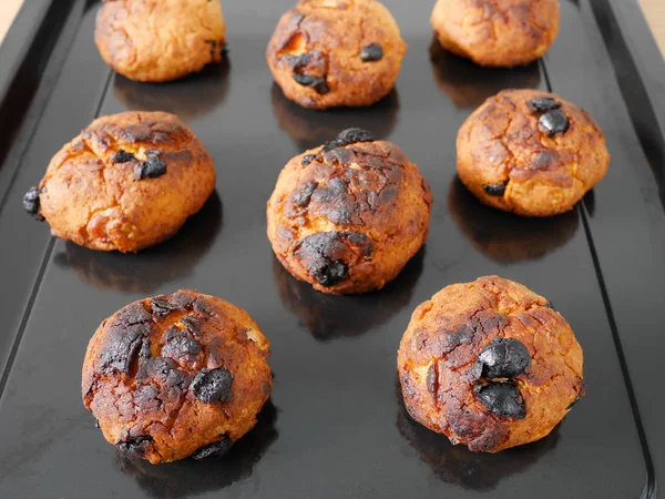 Yanık cornflake ve kuru üzüm kurabiyeleri 