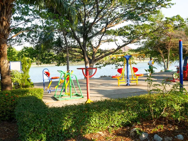 Máquinas de exercício coloridas junto ao lago — Fotografia de Stock