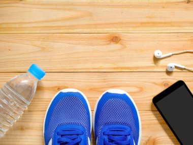 Ahşap arka planda egzersiz ve fitness ekipmanları 