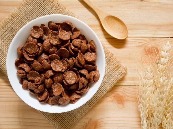 Cioccolato colazione cereali in una ciotola bianca — Foto Stock